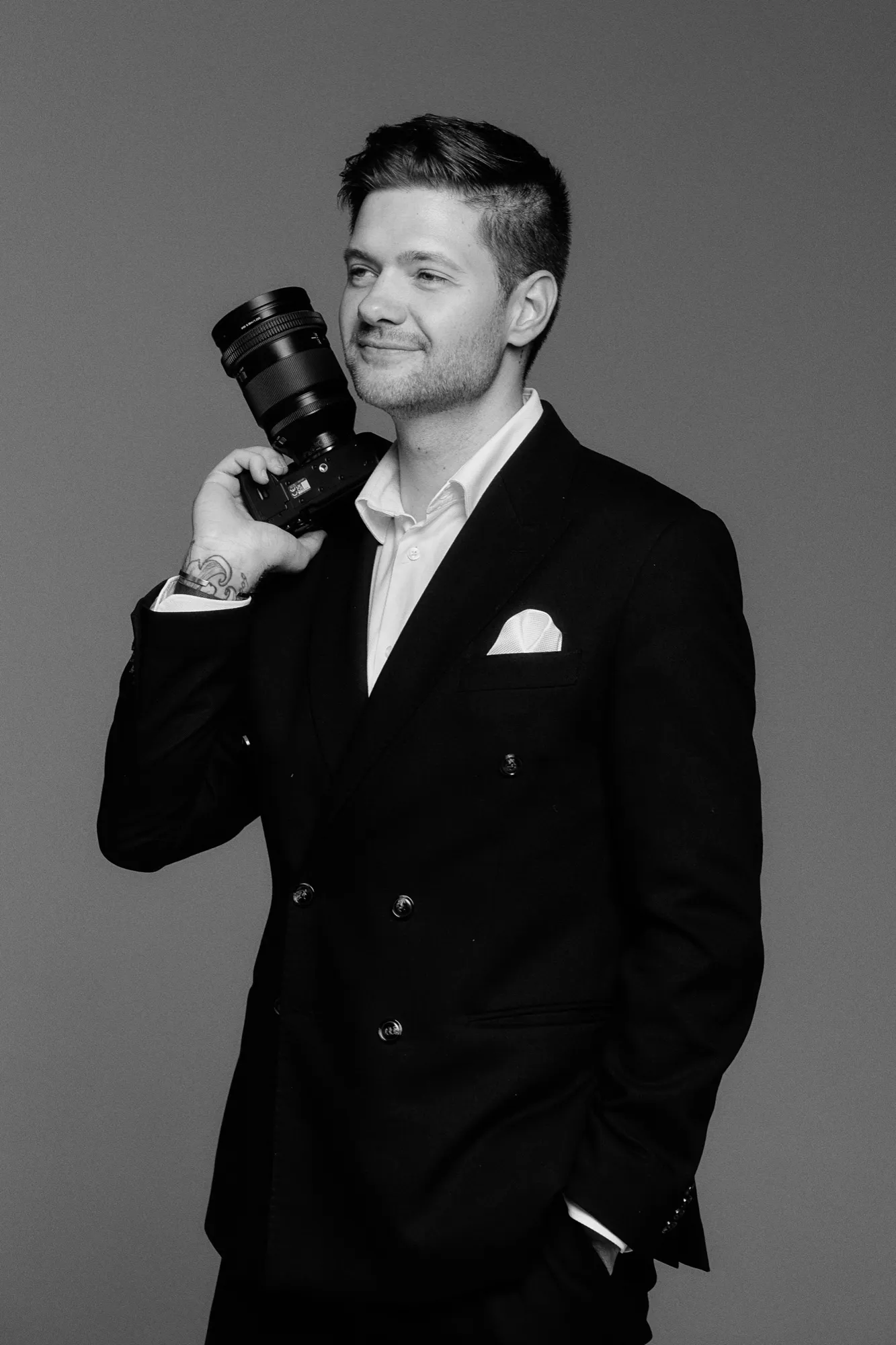 Julian Müller mit seiner Kamera – Hochzeitsfotograf aus Düsseldorf, Schwarzweiß-Porträt